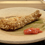 鎌倉 北じま - チャイロマルハタのバチコ揚げ
      ハタの鱗を細かく砕きバチコと混ぜた衣で揚げたて熱々の料理。
      揚げて身は適度に締まり衣のザクザクさと合います。
      バチコの塩加減が味わい良くハタに馴染み品のある美味しさです♪