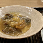 鎌倉 北じま - 白ずいき もみじ鯛 茸の餡掛け
      茸たっぷり、アカヤマドリダケにヤマドリタケモドキ、そこにキクラゲ。
      芋茎のシャキッとした歯触りが好き！
      もみじ鯛も旬の魚、季節感ある食材使いがとても上手ですね北嶋さん！