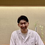 鎌倉 北じま - 北嶋さんに写真掲載許可をいただきました。
      この屈託のない笑顔が素敵です。
      まだ若いのにこの落ち着きよう、色々な経験が糧となっているからでしょうね！
      では来年、またお会いできる日を楽しみにしています。