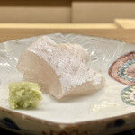 鎌倉 北じま - メイチダイ
      まさに今が旬のメイチダイ、脂がのりながら身の旨味が豊かです。
      メイチダイは時期がずれると臭みが出てきますから、お造りで美味しくいただけるのも夏から秋までです！