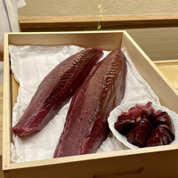 鎌倉 北じま - 鰹を2種と心臓
                    魚人：長谷川さんより
                    この日水揚げされた鰹をすぐに神経締め、漁師と長谷川さんの息の合った連携から生まれた極上品！
                    北嶋さん自らお昼に引取りされた鰹は2種類、4kgと7kgの個体です。