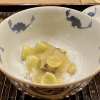 鎌倉 北じま - 炊きたてのご飯にトコブシ 新銀杏の餡かけ
                    ほっこりします温かいご飯に。
                    この先付でお腹も落ち着きました。
                    量も心憎いですね、もう少し食べたくなりますけどまだ楽しみが目白押しですから。