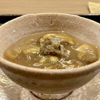 鎌倉 北じま - ヤマドリタケモドキの半張り
                      半張りとは、茶碗蒸しの上にお出汁を掛けた料理名なのだそうです。
                      ヤマドリタケモドキは和製ポルチーニと呼ばれる茸、それを半張りに使われてますからその香りの素晴らしい事！