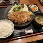 184016180 - ロースカツ定食。ご飯だけでも美味しい。