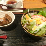 魚料り かさはら - 海鮮丼定食のサラダと貝の煮つけ