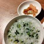 中国薬膳料理 星福 - とろり♡と丁寧に煮込まれた野菜のお粥❤️下部はシンプルな白粥、上部は青菜のスープあんかけのようなお粥の二層になって♪