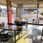 ゴーゴーカレー - 何の変哲もない店内を通り、