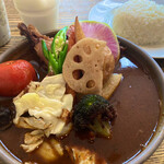 ポニピリカ - 皮がパリッとしたチキンと野菜のカレー ¥1,520