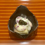 料理屋そうびき - アワビの酒蒸しと桃 キャビア