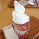 農園カフェ - シャリシャリ苺のソフトクリーム４００円