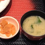 大戸屋 - 大戸屋 南砂町SCスナモ店 定食に付く沢庵と味噌汁