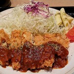 大戸屋 - 大戸屋 南砂町SCスナモ店 千切りキャベツがたっぷり添えられるデミグラスチキンかつ