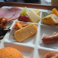 オリゾンテ - 下[真ん中]のトマトのパンが美味しかったです❗