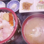 新潟本町 鈴木鮮魚 - 上海鮮丼