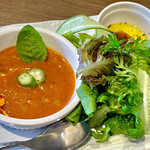 mujaqui - ガスパチョ、有機野菜のサラダにはレモンバームドレッシングが付いています。
