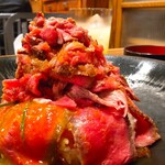 肉処くろべこや - ローストビーフ丼・鬼(￥1396)。
食べログクーポンで996円だなんてスゴイ！