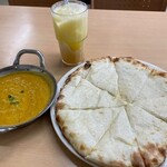 アジマール - 料理写真:キーマカレー、チーズナン、ドリンク
