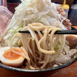 Ramen Ume - 太麺 味玉ラーメン 880円(税込)
                        ※ニンニク少し、野菜増し
                        2022年9月10日