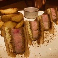 レークハウス - 肉厚で旨味たっぷりの豚カツサンドイッチ