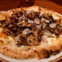 レークハウス - トリュフたっぷりのピッツァ