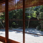 Karasumi Sobatsuki To Matsu - テーブル席から眺める庭園の様子