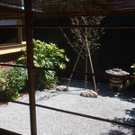 Karasumi Sobatsuki To Matsu - テーブル席から眺める庭園の様子