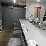 ラーメンは飲み物ばい。 - 店内カウンター席の様子