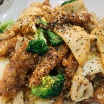 中国料理 峨嵋山 - 牛肉、イカ、エリンギ、レンコン、ブロッコリー、シメジが一皿にたっぷり