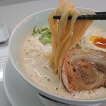 ラーメンは飲み物ばい。 - 鶏白湯ラーメン、麺の様子