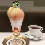 渋谷西村 フルーツパーラー - 特選桃パフェ・紅茶