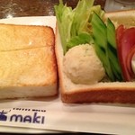 COFFEE HOUSE maki - モーニングは、シンプルなトーストとサラダ。あっさりしていて美味しい。意外と腹持ちがよかった！