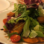 ビストロ・デジャ - マスフリットサラダ添え945円。