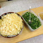 三里うどん本舗 - セルフの薬味トッピングは天かす、ネギ、おろししょうが