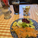 イタリアンダイニングDONA - スモークサーモンのカルパッチョ６３８円、ドルチェセット＋７００円のアイスコーヒー。薄いサーモンですが、旨味が強く、とても美味しかったです（╹◡╹）