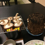 美湯の宿 - 椎茸の原木　自分で焼きます。