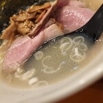 麺屋CHIKUWA - 鶏塩そばのスープはちょいと白濁