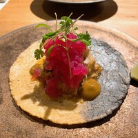 ETHICA - ③コチニータピビルのタコ(ユカタン半島の郷土料理。豚肉をスパイスと柑橘と共にオーブンでホロホロに焼き上げ、ハバネロソースを添えました。ライムを絞ってお召し上がりください。)