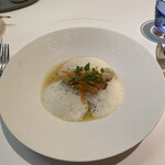 メイ - ❻和歌山県産キハタのヴァプール、ムール貝。
      魚とムール貝から取った出汁のソース。
      ニンジン、ポワロネギ、ズッキーニ、豆乳の泡。