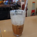 Kafe Resutoran Koruma Ru - 上にはホイップクリームが載せられてて
                      写真映えもするし混ぜれば円やかな味わいとなる。