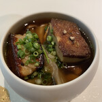 メイ - 茸、フォアグラ。
      エビとマッシュルームのムース、キノコのフラン、キノコのブイヨン、銀杏、ヒラタケ、ジロールタケ、ナメコ。