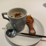 メイ - ❷アミューズ2
      ・ソテーした菊芋のスープ仕立て、チップス
      ・フュメドボワソンに漬けたサクラマスの燻製、マスの卵