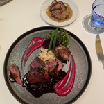 メイ - ❼紀州鴨の胸肉、桃肉のロースト。手羽元の唐揚げ、ササミ。マデラ酒のソース。