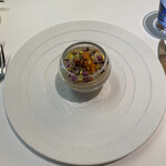 メイ - ❸焼きナスのババロワ、コンソメジュレ、ウニ、ケガニ、ズワイガニ、ハナサキガニ、フレッシュの生姜。