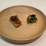 メイ - ❶アミューズ1
      ・アンチョビクリームをキューリで巻いたもの、ホエーのジュレ。
      ・ニンニクオイルに漬けたパン、トマトのコンフィ、ズッキーニ、ライムの葉。
      