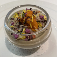 メイ - 焼きナスのババロワ、コンソメジュレ、ウニ、ケガニ、ズワイガニ、ハナサキガニ、フレッシュの生姜。