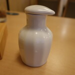 うなぎ 久保田 - 白磁の醤油差し、店主の好みがわかります。