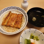 うなぎ 久保田 - ランチ丼。上鰻重と同じサイズで１,７００円　０.６匹という感じでしょうか。お吸い物は300円追加、実は海老と潤菜など。