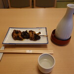 うなぎ 久保田 - ギョッとしますが鰻肝焼に身の短冊が絡めて焼いてあります。結構なボリューム。1000円