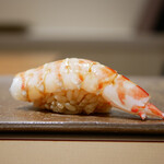 Sushi Hatakeyama - ◇天然車海老（新潟）
                        ボイル仕立ては半生。
                        温度の一体感、シャリから立ち上がる酸味が身の旨味を膨らませ、プリッとした抜群の食感が美味しさをどこまでも高める。
                        鮮度ゆえの食感が絶妙に美味しい！