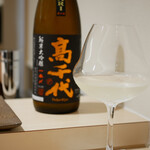鮨はたけやま - 日本酒はワイングラスで提供されるため、香りも楽しめます。